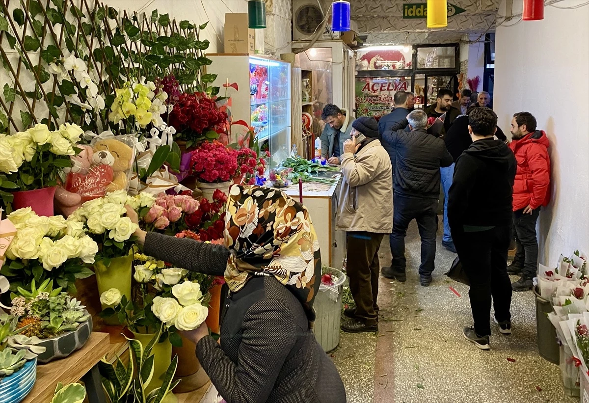 Kırşehir\'de Sevgililer Günü\'nde Çiçekçilerde Yoğunluk