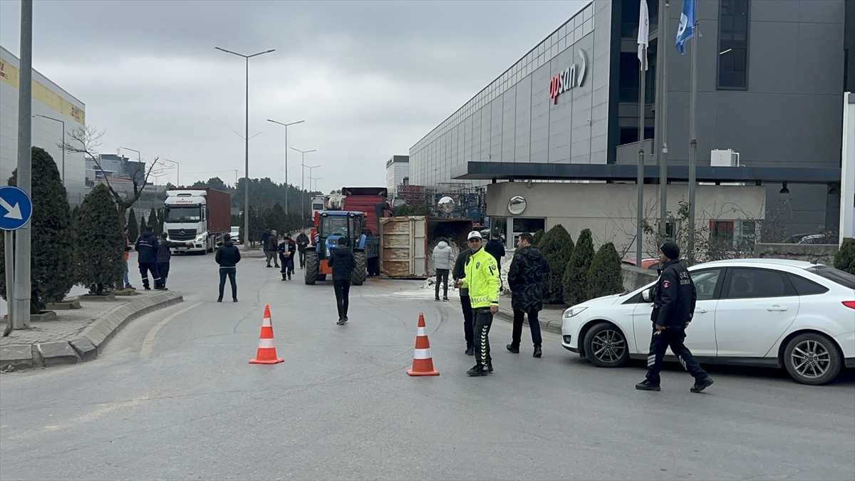Gebze\'de devrilen hafriyat kamyonu güvenlik binasına çarptı: 3 yaralı