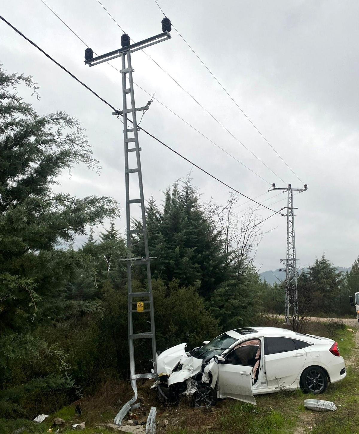 Antalya Isparta karayolunda otomobil elektrik direğine çarptı: 2 yaralı