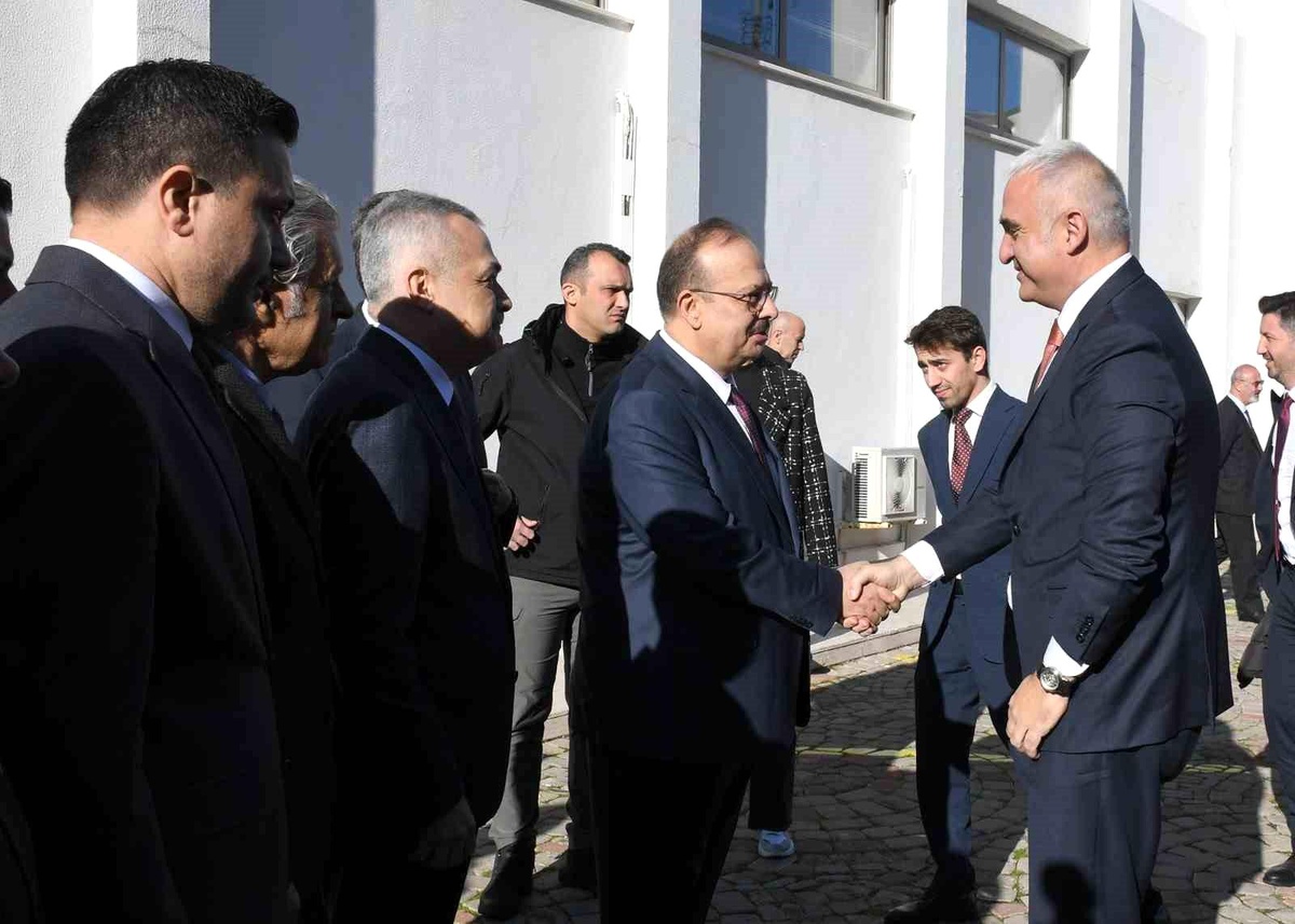 Kültür ve Turizm Bakanı Mehmet Nuri Ersoy, Kuşadası\'nda turizm istişare toplantısına katıldı