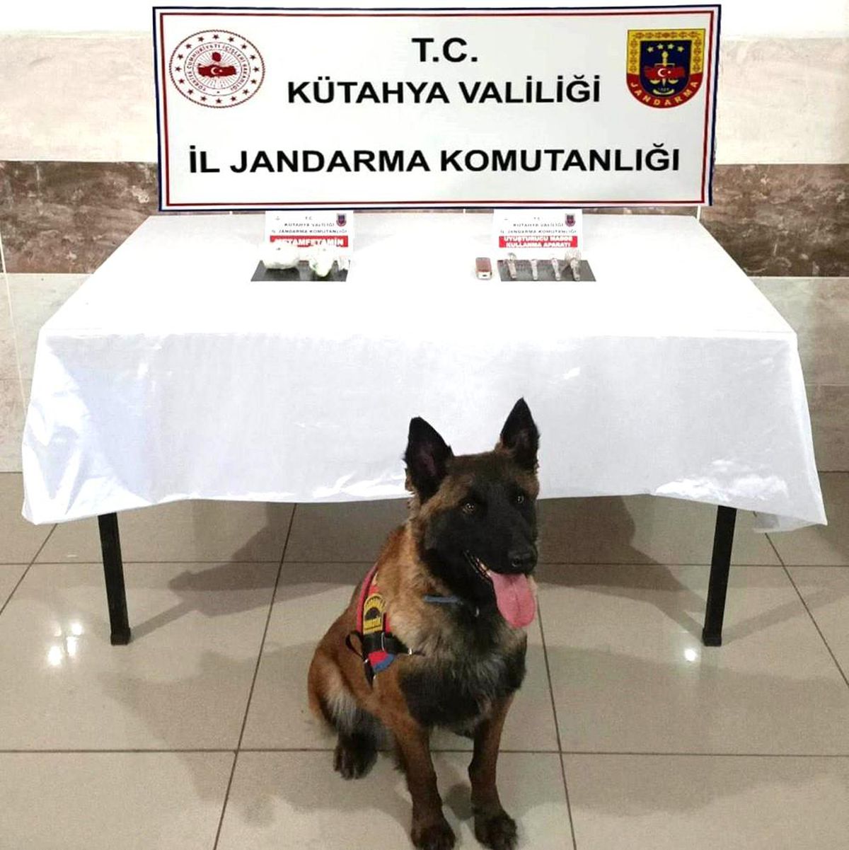 Kütahya\'da Şüpheli Araçta Uyuşturucu Operasyonu: 140 Gram Metamfetamin ve 60 Mililitre Likit Kokain Ele Geçirildi