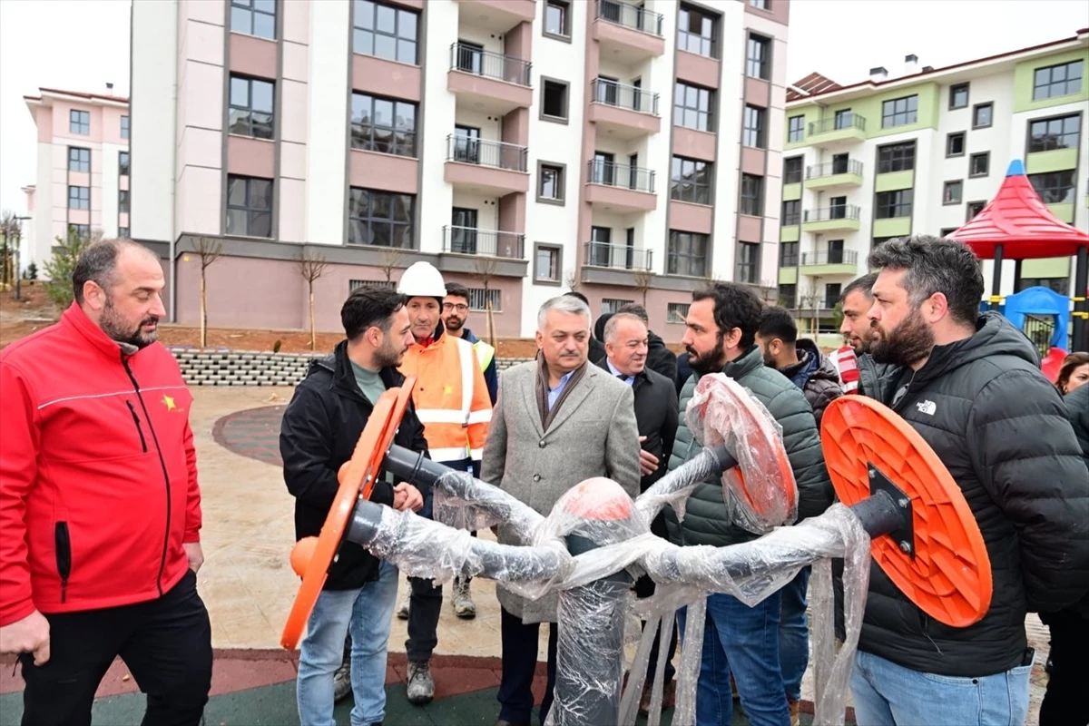 Malatya Valisi Ersin Yazıcı, deprem konutlarını inceledi