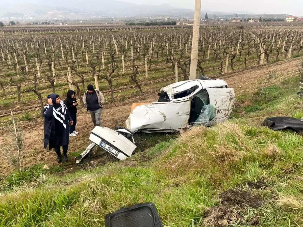 Manisa\'da iki otomobil kafa kafaya çarpıştı: 3 ağır yaralı