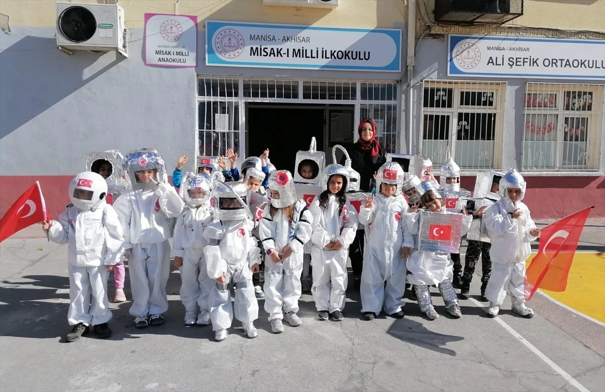 Akhisar\'da İlkokul Öğrencilerine Atatürk Çocukları Uzayda Etkinliği