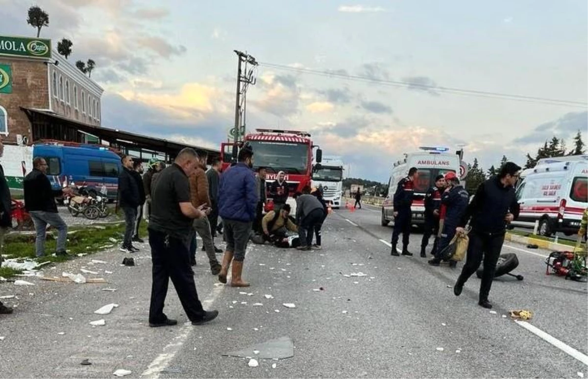 Ayvalık\'ta tırın çarptığı minibüste 9 kişi yaralandı
