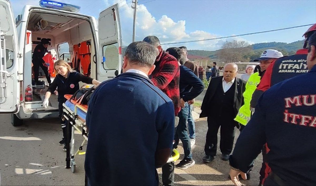 Muğla\'da şarampole devrilen otomobilde sıkışan sürücü kurtarıldı