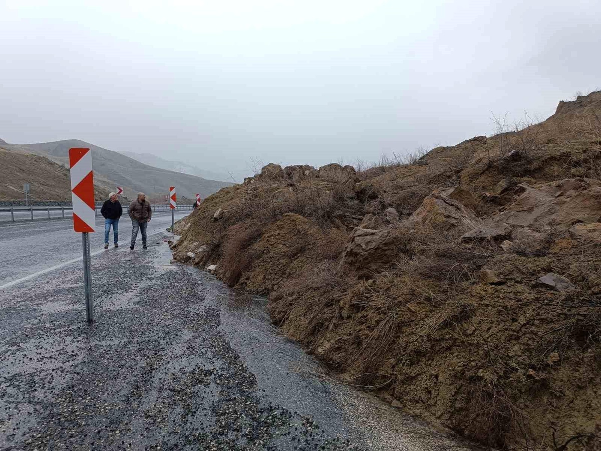 Muş-Erzurum Karayolunda Heyelan Meydana Geldi
