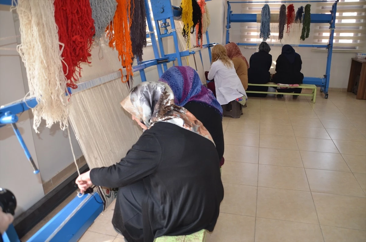 Muş\'ta Kadınlar Dokuma Kültürünü Yaşatıyor