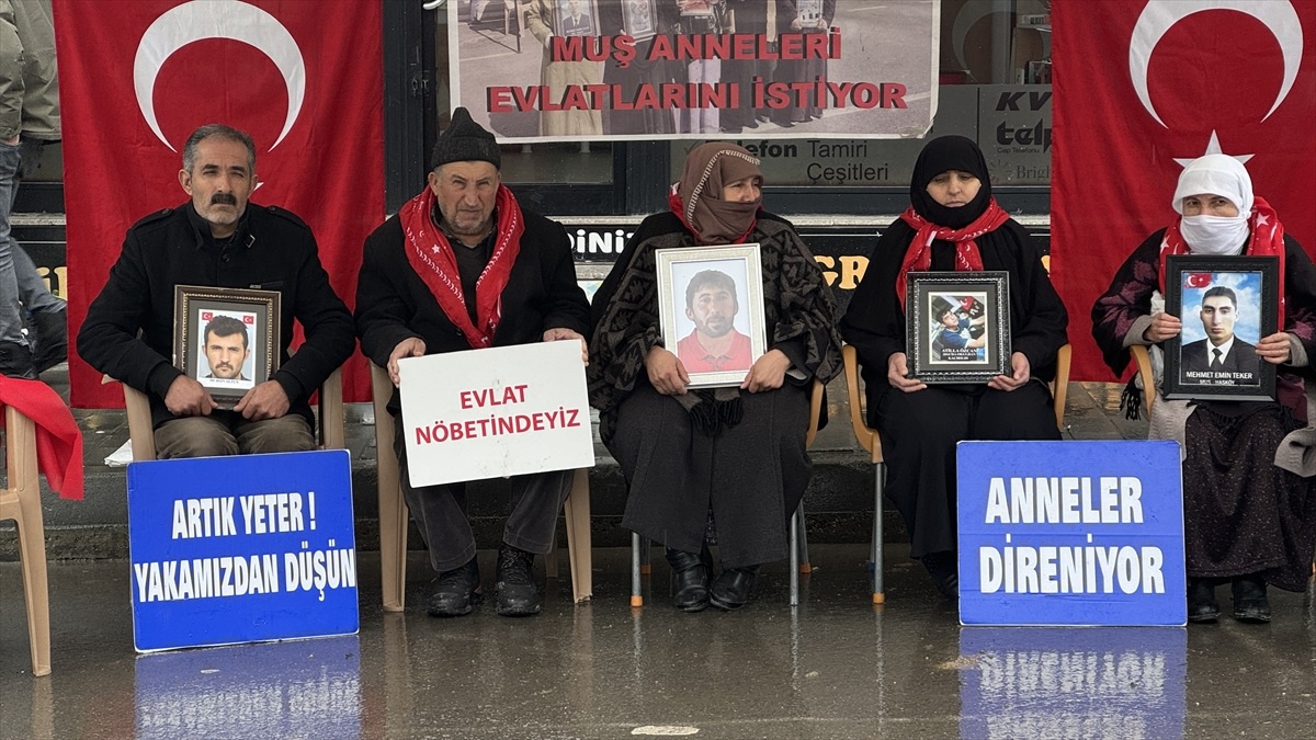 Muşlu aileler, çocukları için HDP il binası önünde oturma eylemini sürdürdü