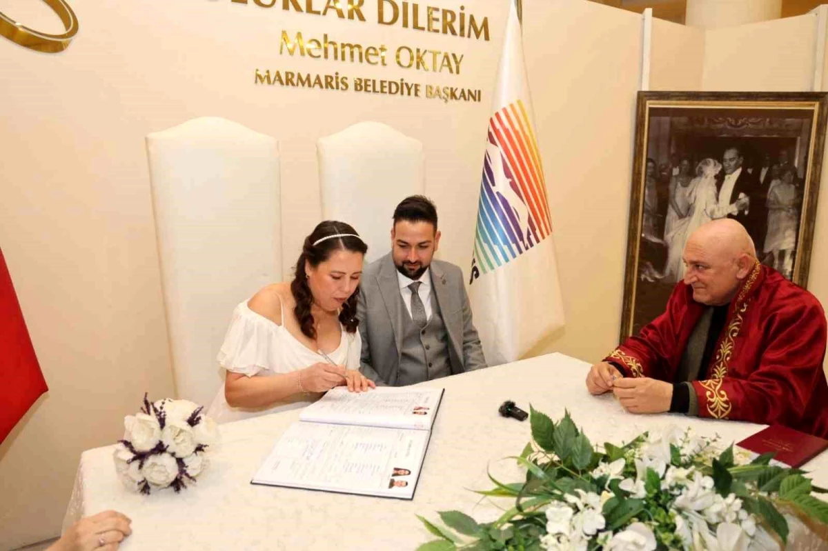 Sevgililer Günü\'nde 4 çift Marmaris Belediyesi Nikah Salonu\'nda evlendi