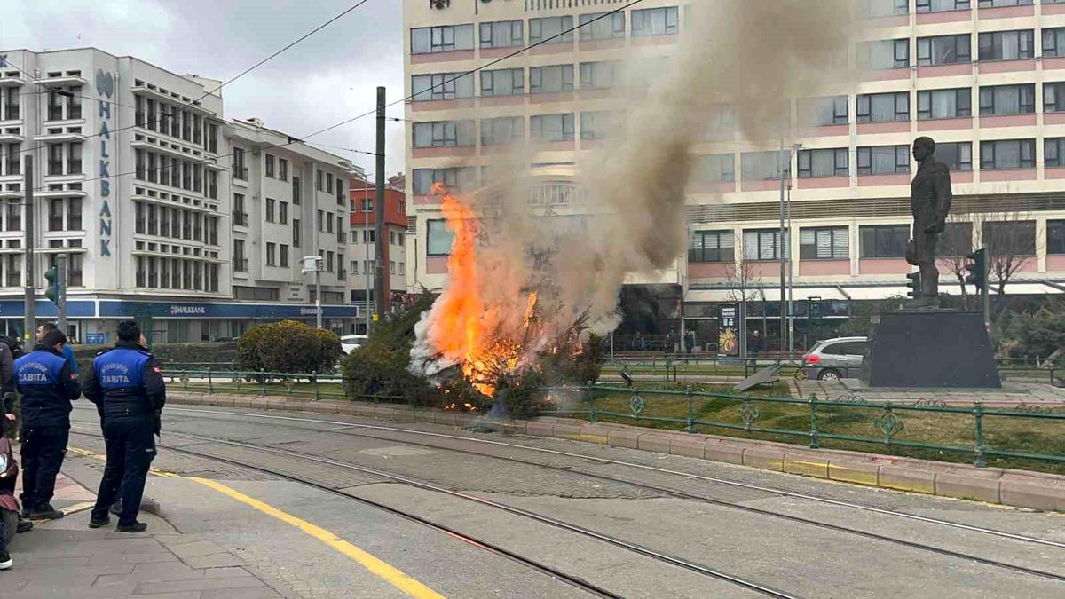 Eskişehir\'de süs ağaçlarının bulunduğu çalılık alanı ateşe veren çocuklar yakalandı
