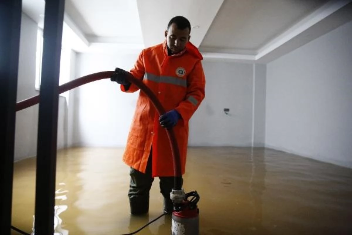 Antalya\'da Sel Felaketinin Ardından Kurtarma Çalışmaları Devam Ediyor