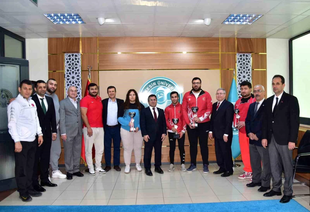 Erzurum\'da düzenlenen Türkiye Üniversiteler Judo Şampiyonasında başarılı sonuçlar elde eden sporcular Rektör Yücel Oğurlu\'yu ziyaret etti