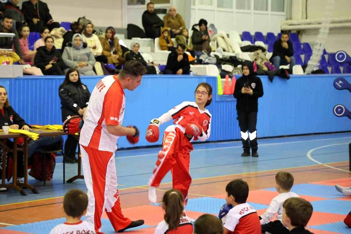 Gedizli Kick Boksçu Nursem Ecren Keskin, Okullar Arası Türkiye Şampiyonasına Hazırlanıyor