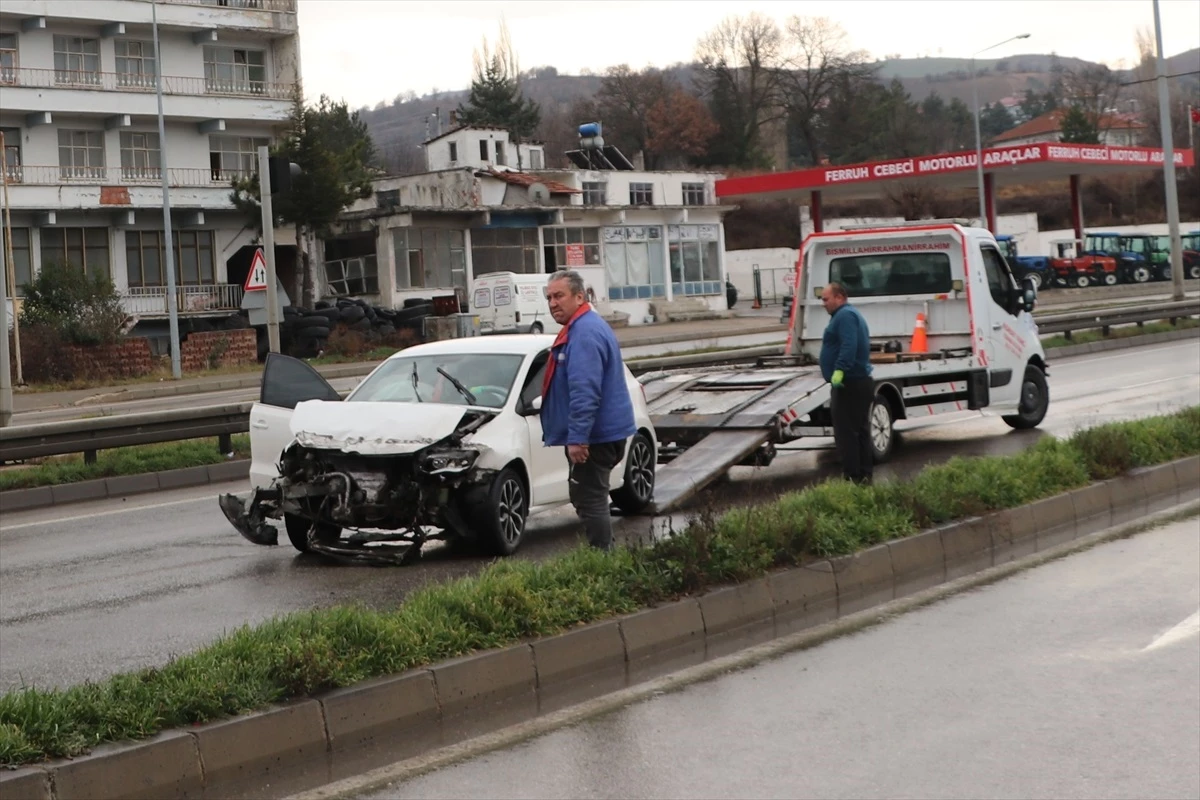 Samsun Havza\'da otomobil bariyere çarptı: 3 kişi yaralandı