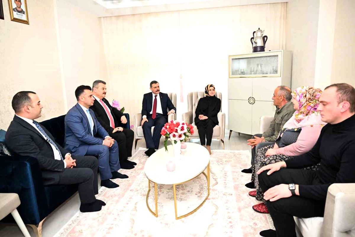 Vali Mustafa Çiftçi ve eşi, şehit polis memuru Birol İli\'nin ailesini ziyaret etti