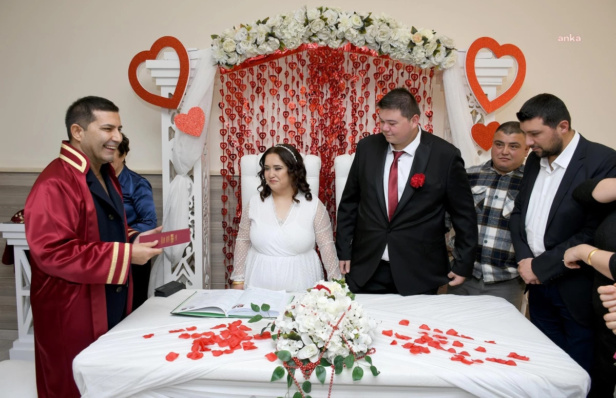 Kuşadası\'nda 14 Şubat Sevgililer Günü\'nde evlenen çiftlerin nikahları kıyıldı