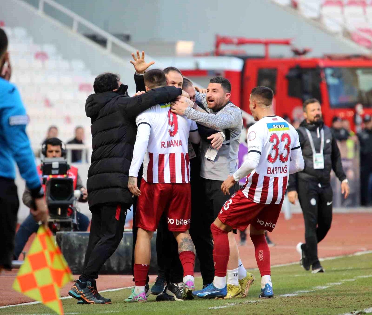 Sivasspor, Çaykur Rizespor\'u 1-0 mağlup ederek evindeki yenilmezlik serisini 7 maça çıkardı