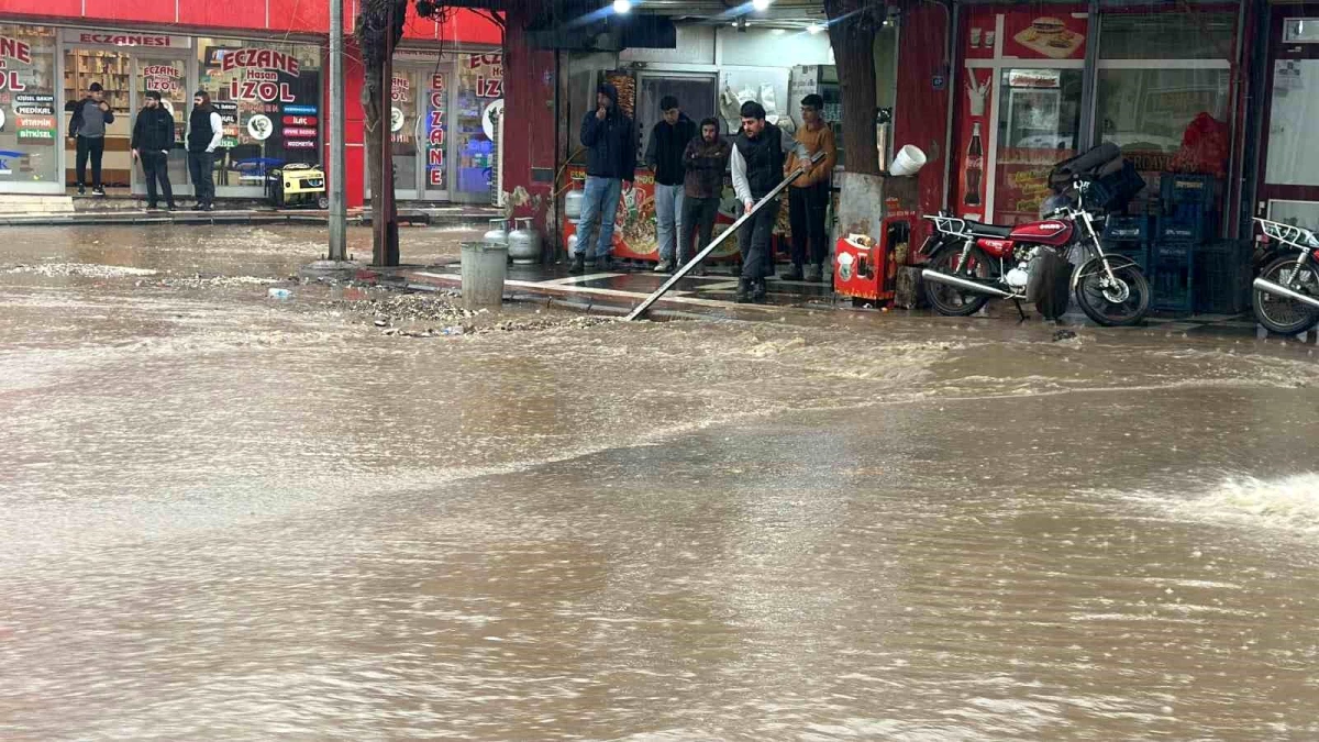 Şanlıurfa\'da Şiddetli Yağışlar Su Baskınlarına Neden Oldu