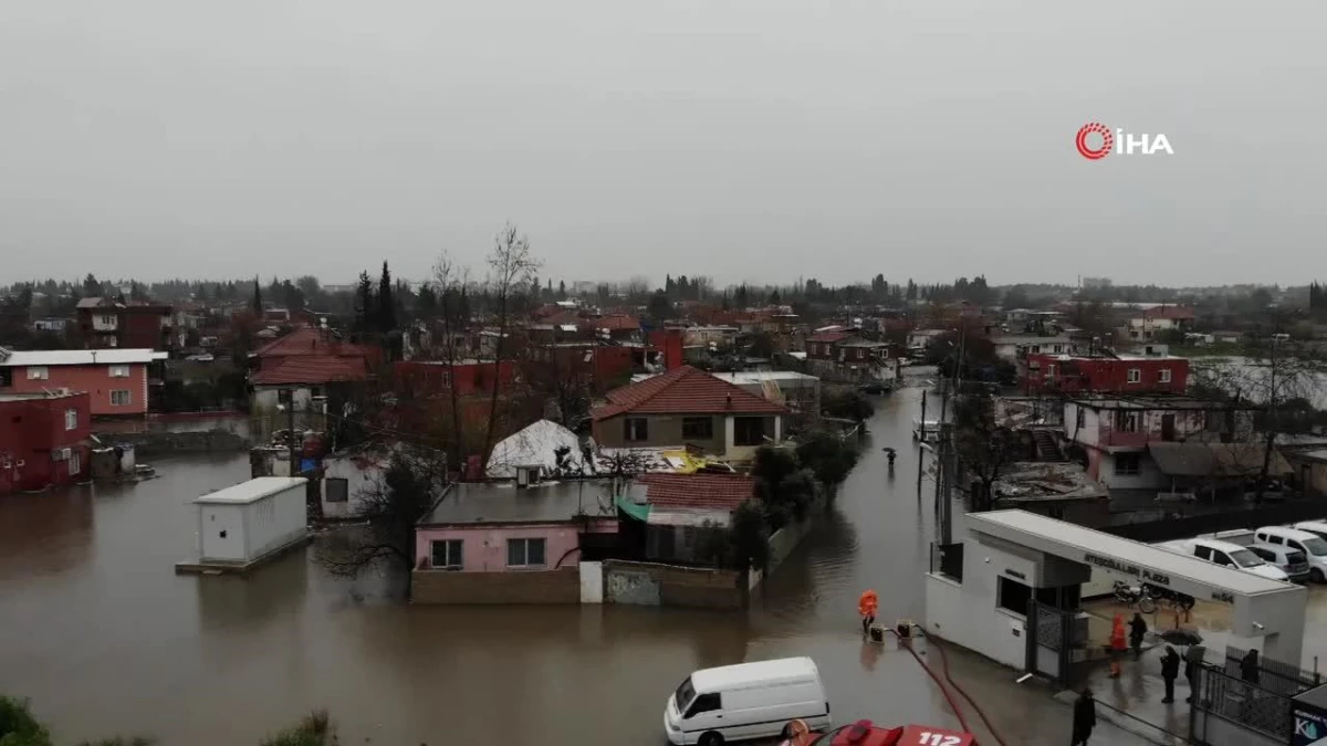 Sular altında kalan mahallede komandolar iş başında