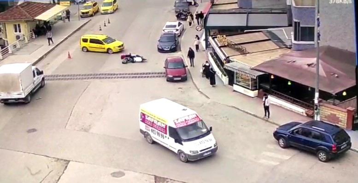 Karabük\'te taksiye çarpan motosiklet sürücüsünün savrulduğu anlar güvenlik kamerasına yansıdı