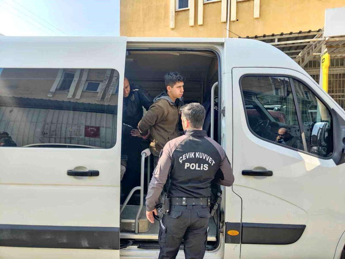 Kuşadası\'nda Ehliyetsiz Sürücüye Cezai İşlem