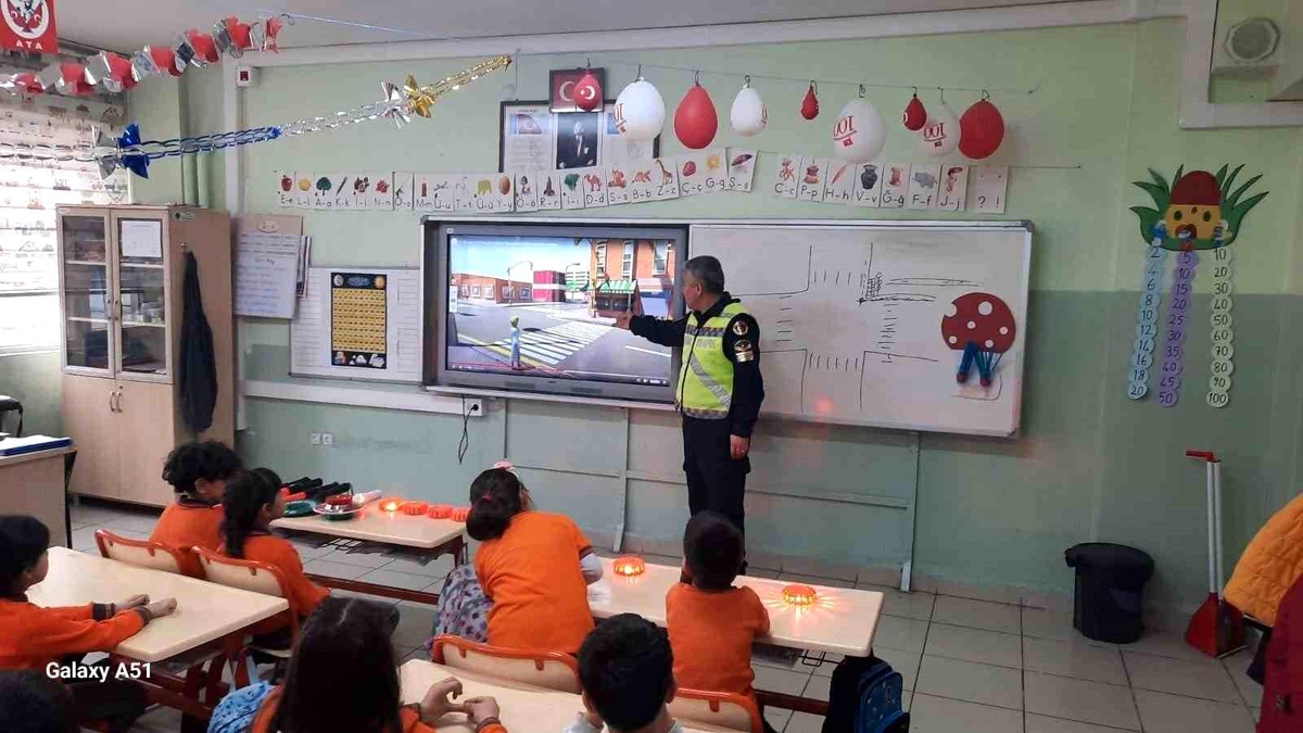 Tokat İl Jandarma Komutanlığı Trafik Jandarması Timleri Trafik Güvenliği Eğitimlerine Devam Ediyor