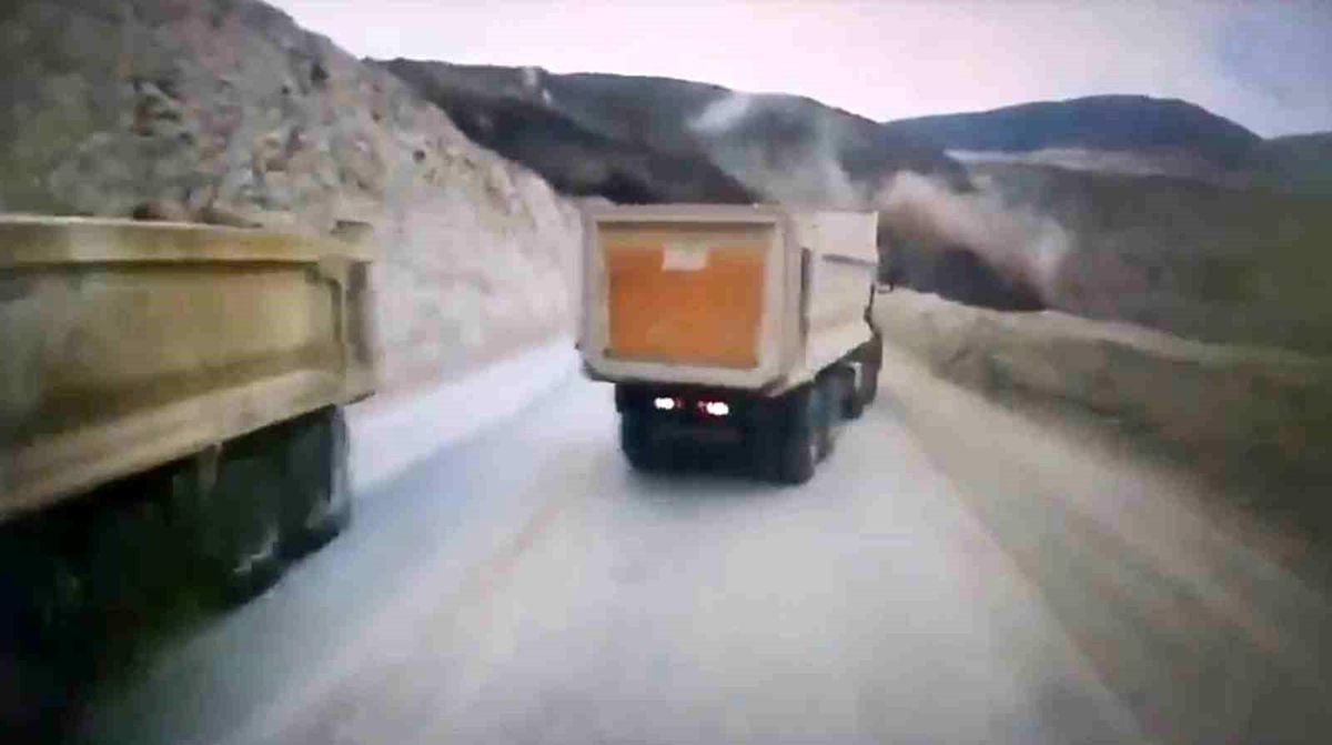 Erzincan\'da maden sahasında toprak kayması: Kamyonlar son anda kurtuldu