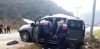 Karabük'te Aydınlatma Direğine Çarpan Araçta 2 Kişi Öldü, 3 Kişi Yaralandı