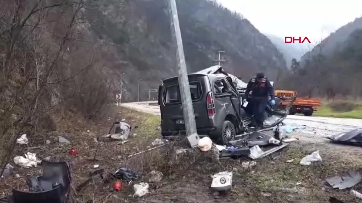 Karabük\'te Aydınlatma Direğine Çarpan Araçta 2 Kişi Öldü, 3 Kişi Yaralandı