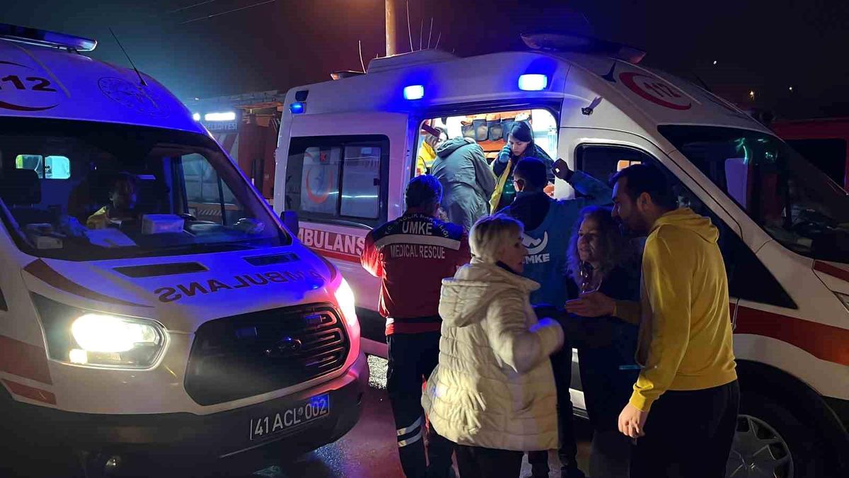 İzmit\'te Apartman Yangını: 1\'i Bebek 9 Kişi Kurtarıldı