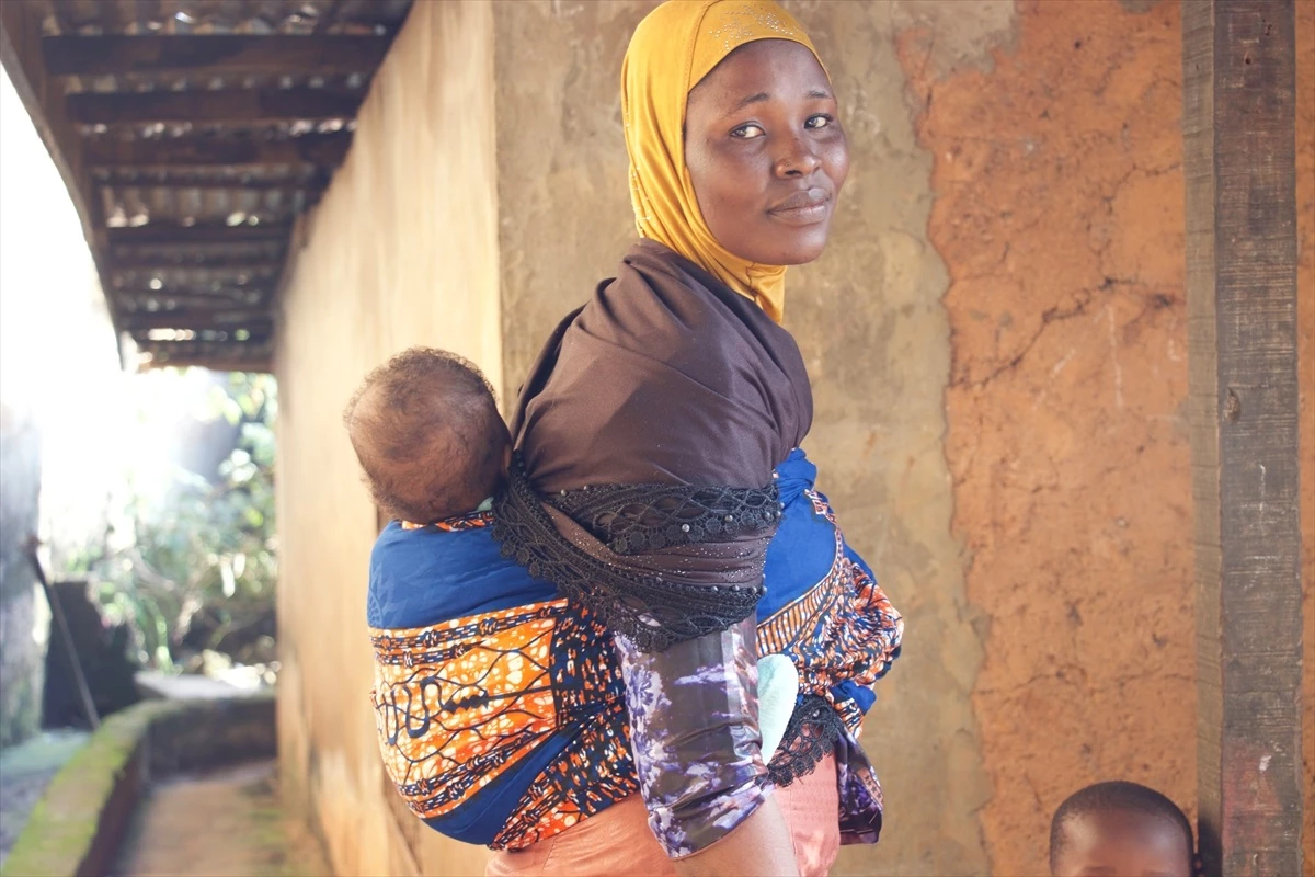 Afrikalı kadınlar çocuklarını sırtlarında taşıyarak duygusal bağlarını güçlendiriyor