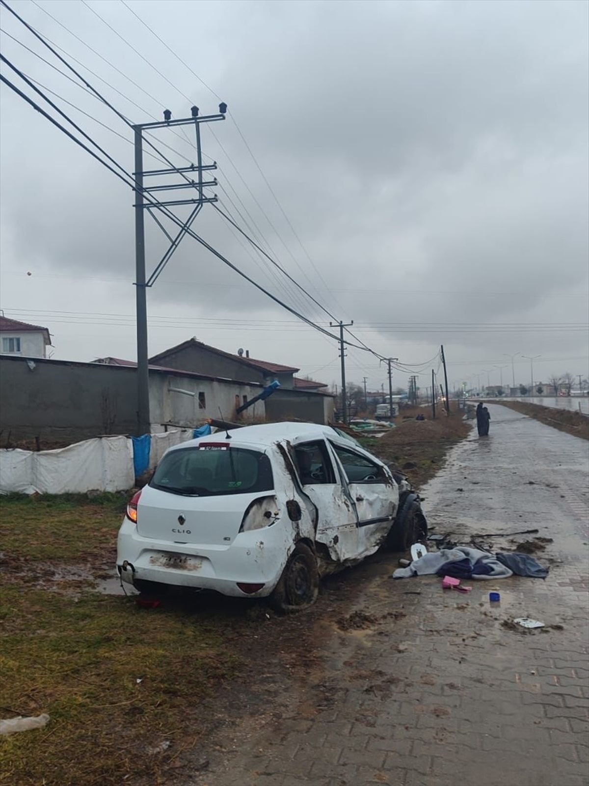 Afyonkarahisar\'da devrilen otomobilin sürücüsü hayatını kaybetti