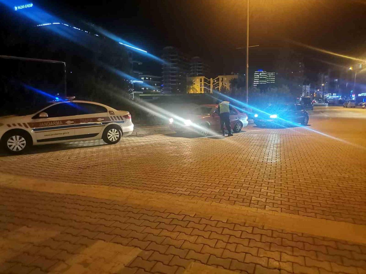 Alanya\'da yapılan trafik uygulamasında 169 araca 350 bin 360 TL ceza kesildi