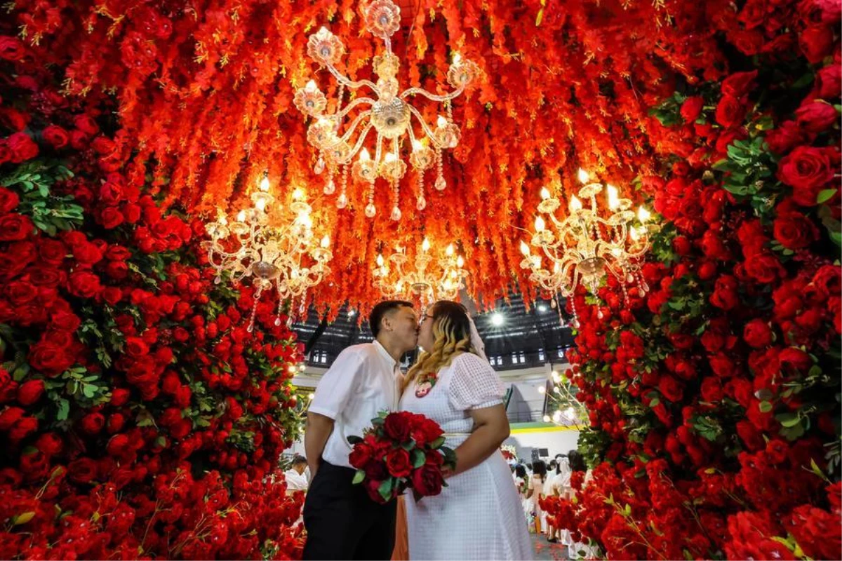 Filipinler\'de Sevgililer Günü etkinliğinde 714 çift evlendi