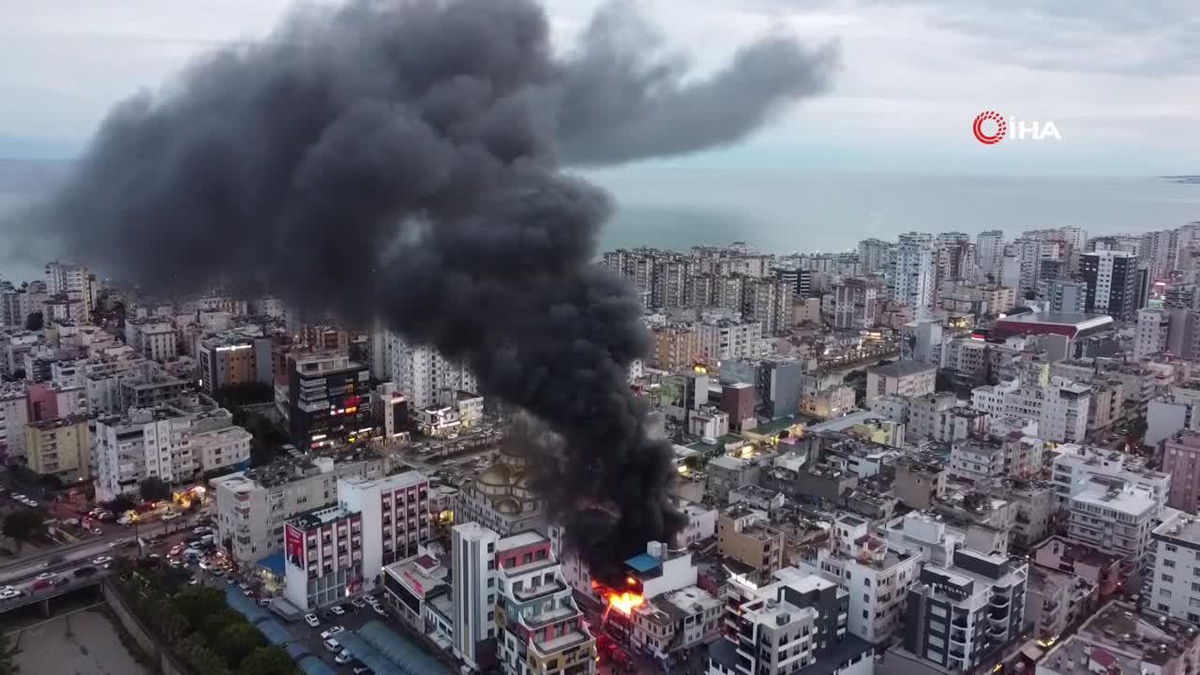 Mersin\'de İş Yerinde Yangın: Alevler Dışarı Taştı