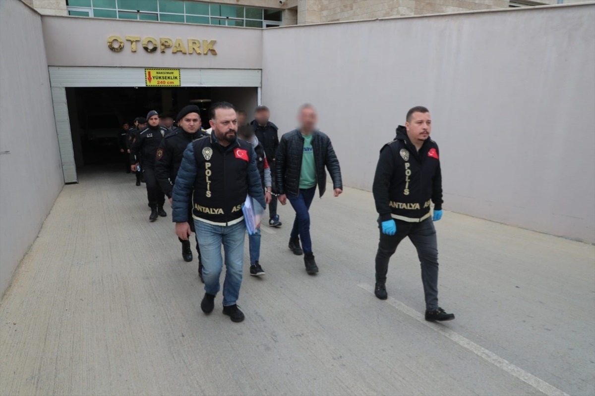 Antalya\'da düzenlenen operasyonda 92 kişi yakalandı