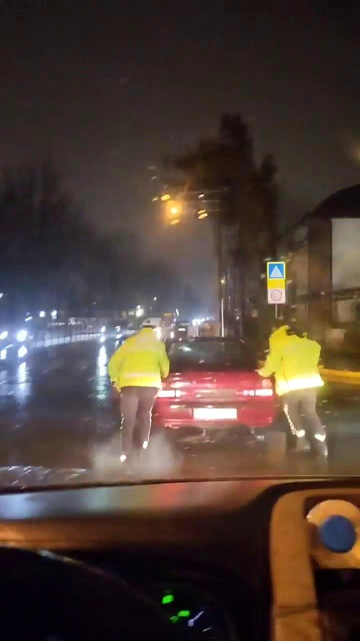 Trafik Polisleri Arızalanan Otomobili Yağmur Altında İttik