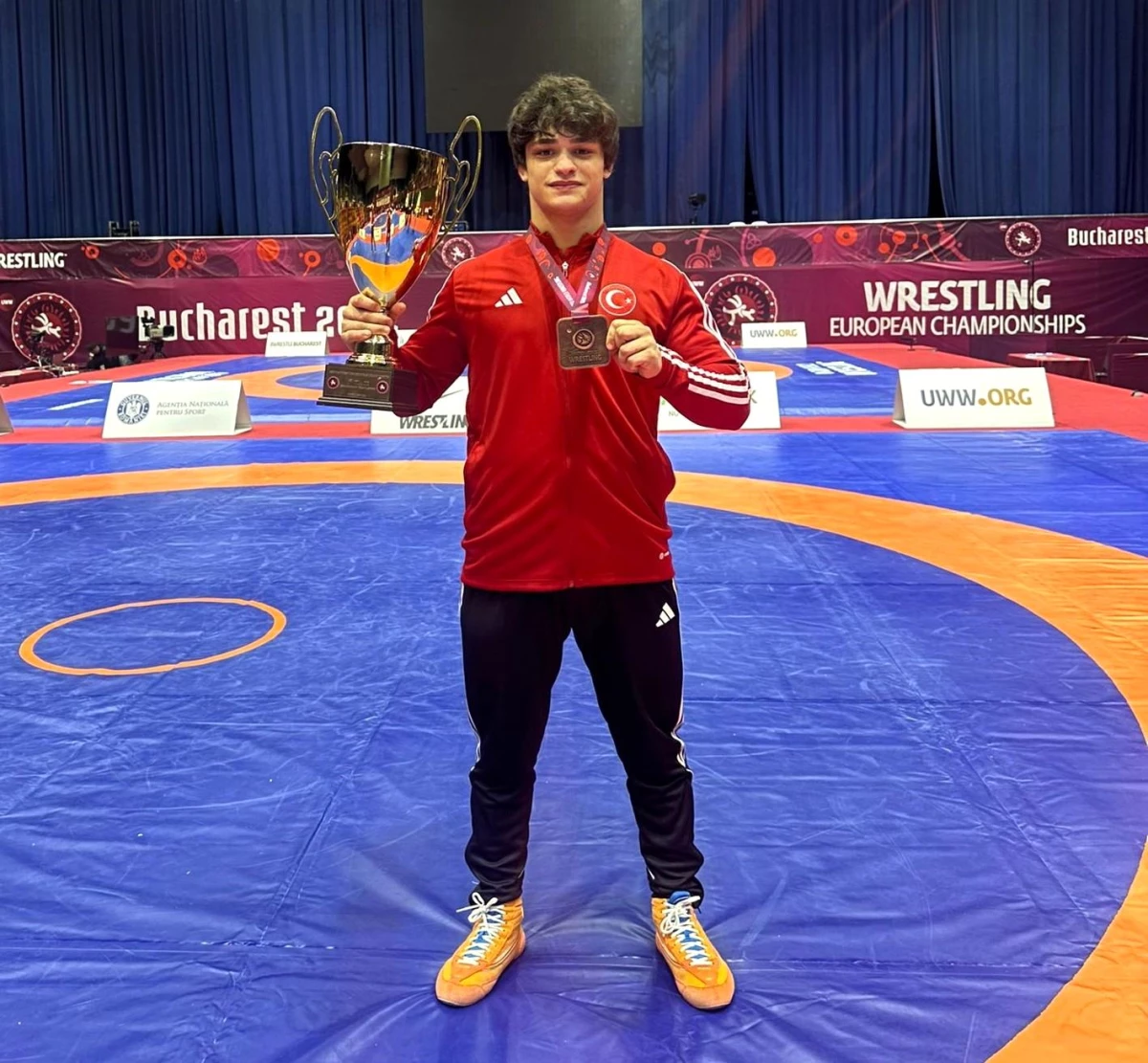 Milli Güreşçi Alperen Berber Avrupa Şampiyonası\'nda Altın Madalya Kazandı