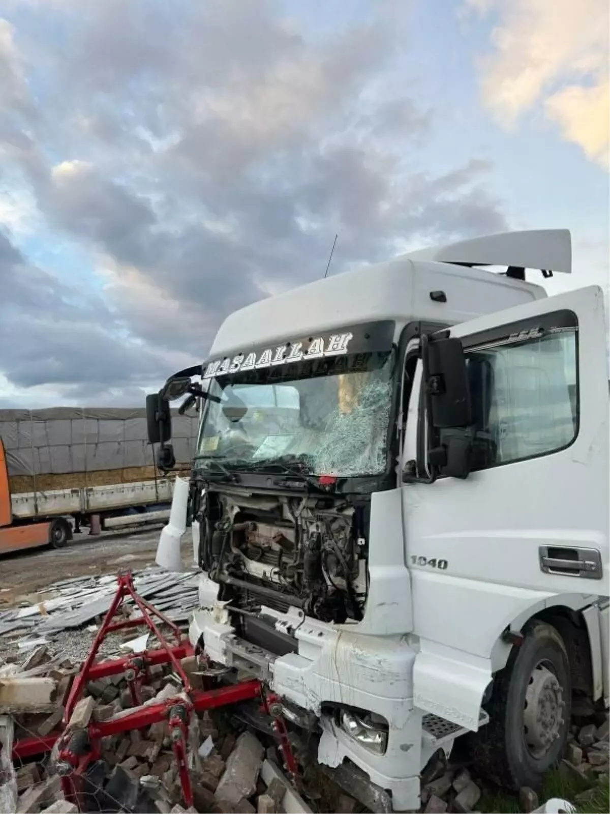 Ayvalık'ta TIR ile servis minibüsü çarpıştı: 3'ü ağır 9 yaralı