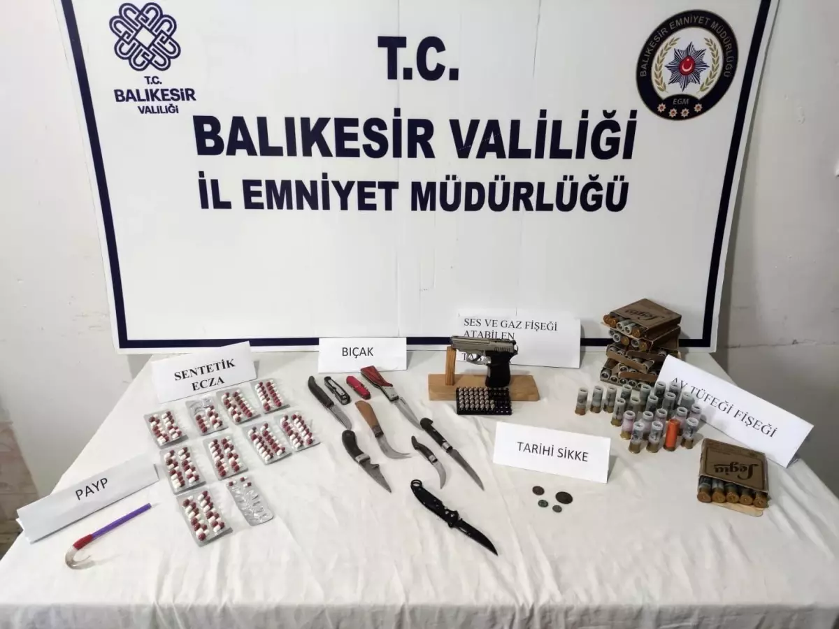 Balıkesir\'de Narkotik Şube Operasyonu: 121 Adet Sentetik Ecza ve Silah Ele Geçirildi