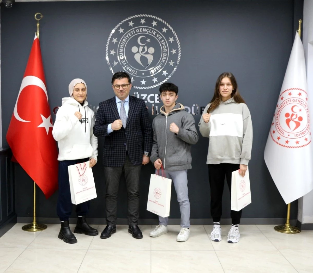 Türkiye Gençler Boks Şampiyonası\'nda dereceye giren sporcular İl Müdürü\'nü ziyaret etti