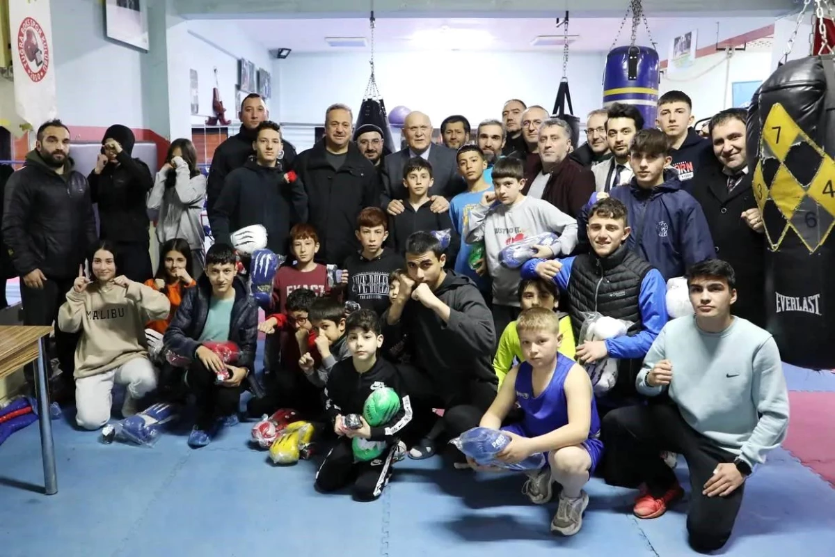Belediye Başkanı Hükmü Pekmezci, Bayburt Belediyesi Tuğra Boks Spor Kulübü\'ndeki sporculara spor malzemesi dağıttı