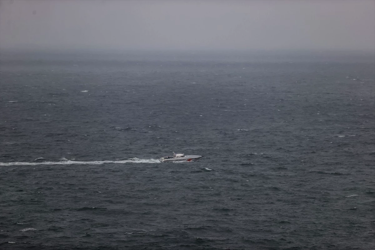 Marmara Denizi\'nde Batan Kargo Gemisi İçin Kurtarma Çalışmaları Devam Ediyor