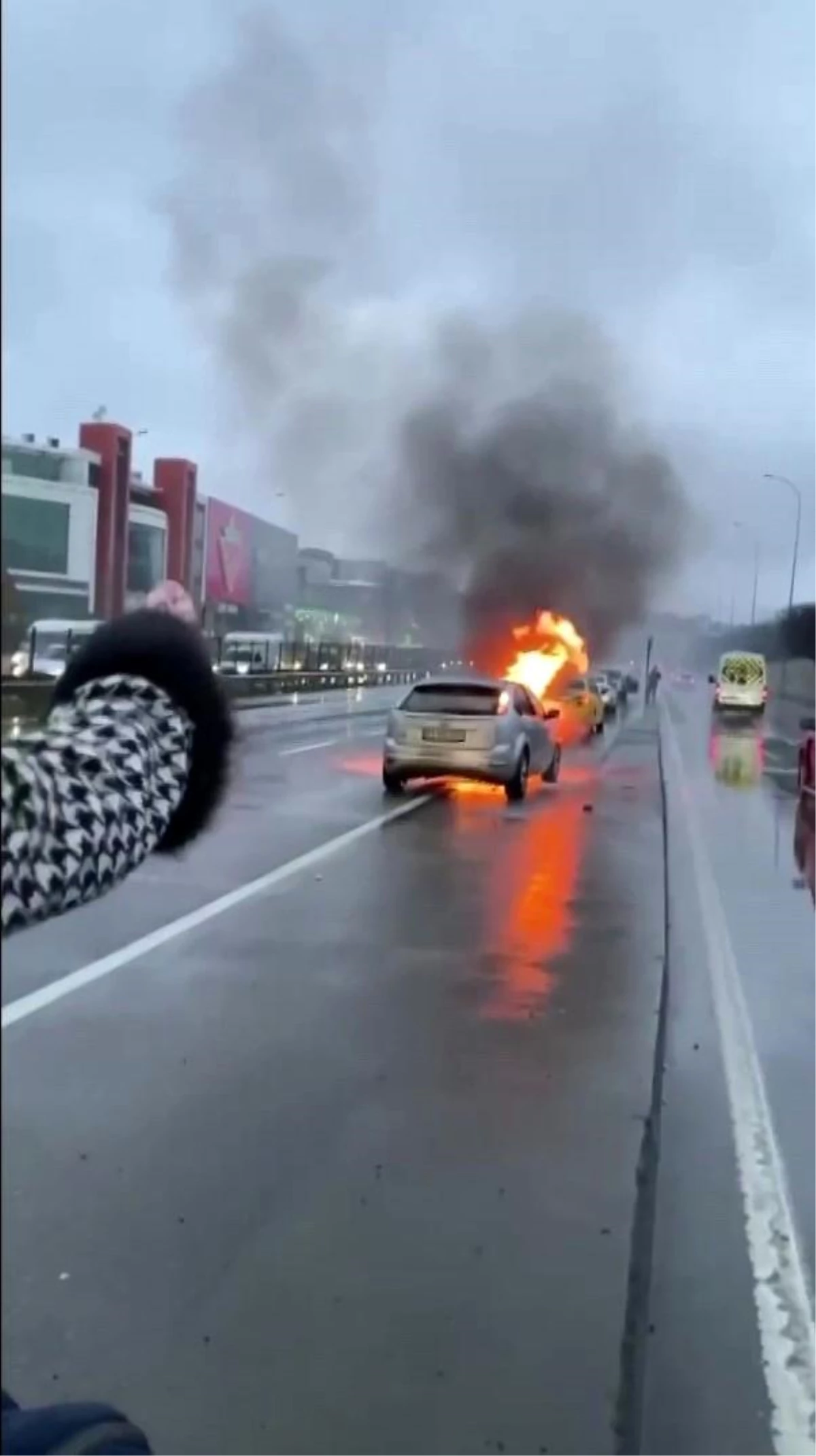 Çekmeköy\'de Şile Otoyolu\'nda Otomobilde Yangın Çıktı