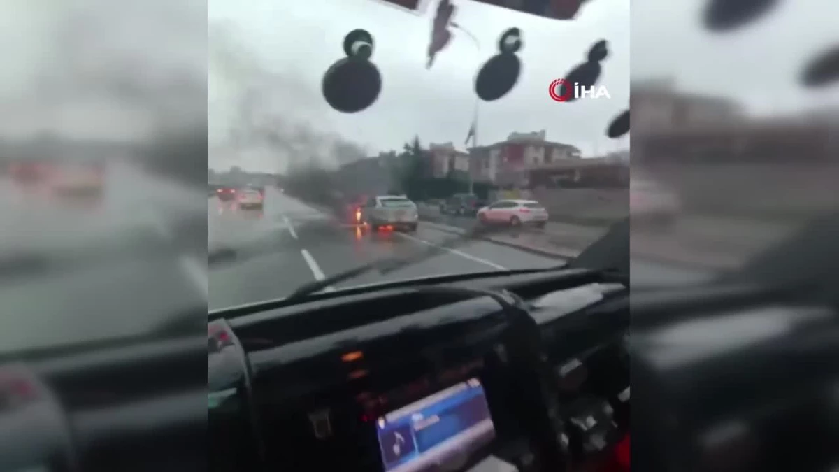 Çekmeköy\'de seyir halindeki otomobil alev alev yandı