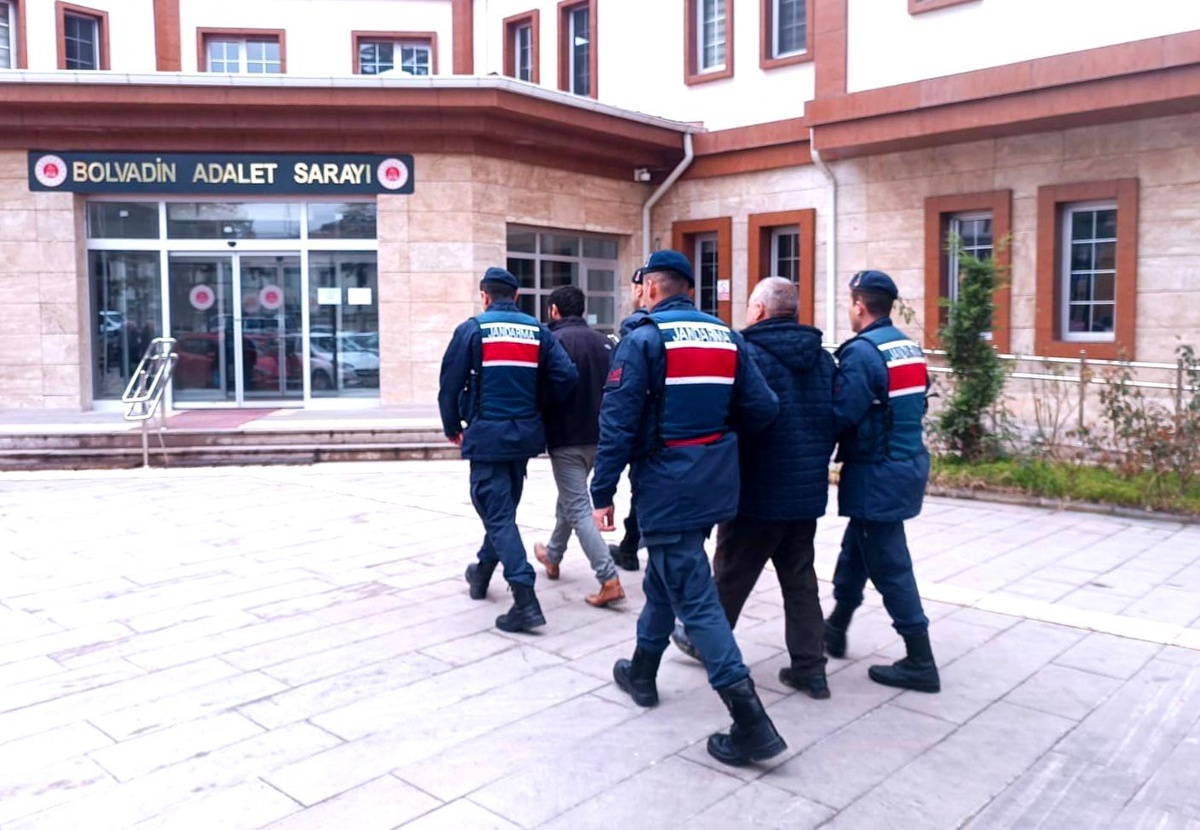 Afyonkarahisar\'da aranan 2 şahıs jandarma tarafından yakalandı