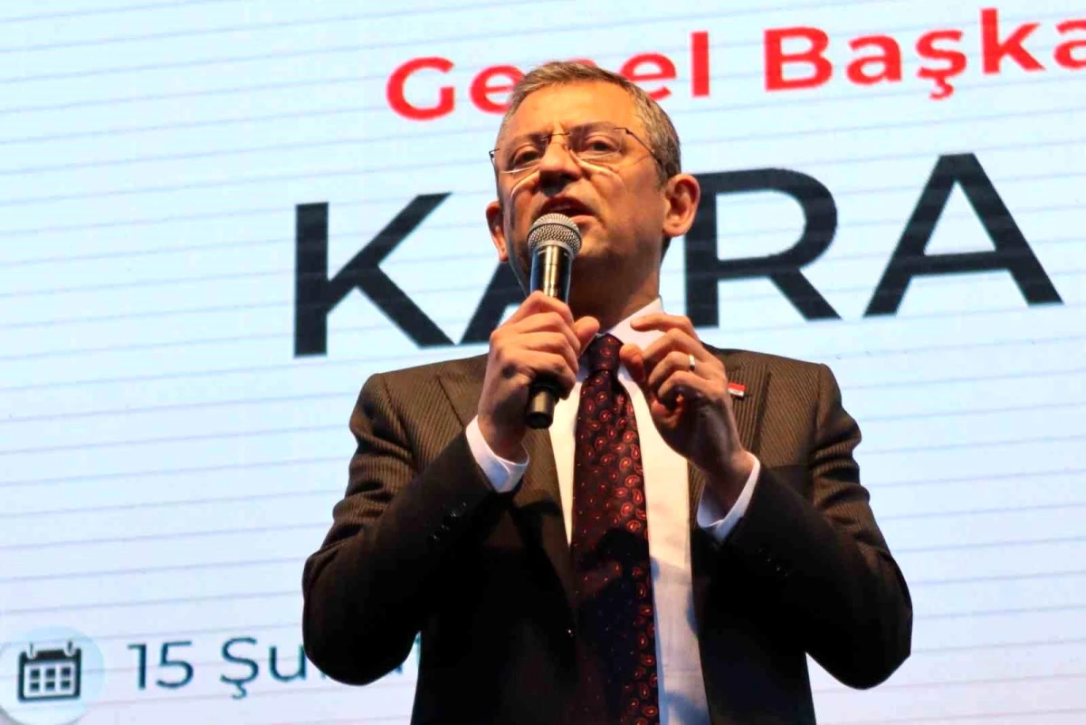 CHP Genel Başkanı Özgür Özel, Karabağlar\'da halk buluşmasında adaylara destek istedi