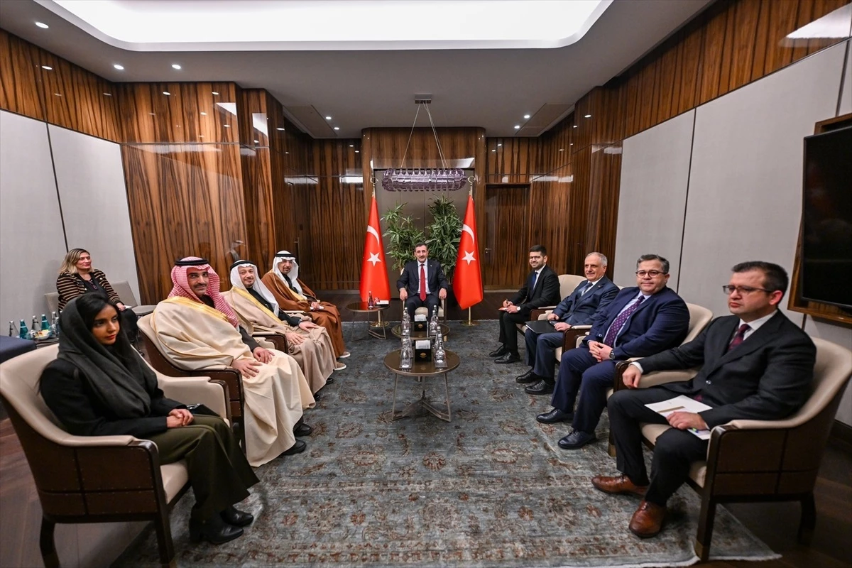 Cumhurbaşkanı Yardımcısı Cevdet Yılmaz, Suudi Arabistan Yatırım Bakanı ve Turizm Bakanı ile görüştü