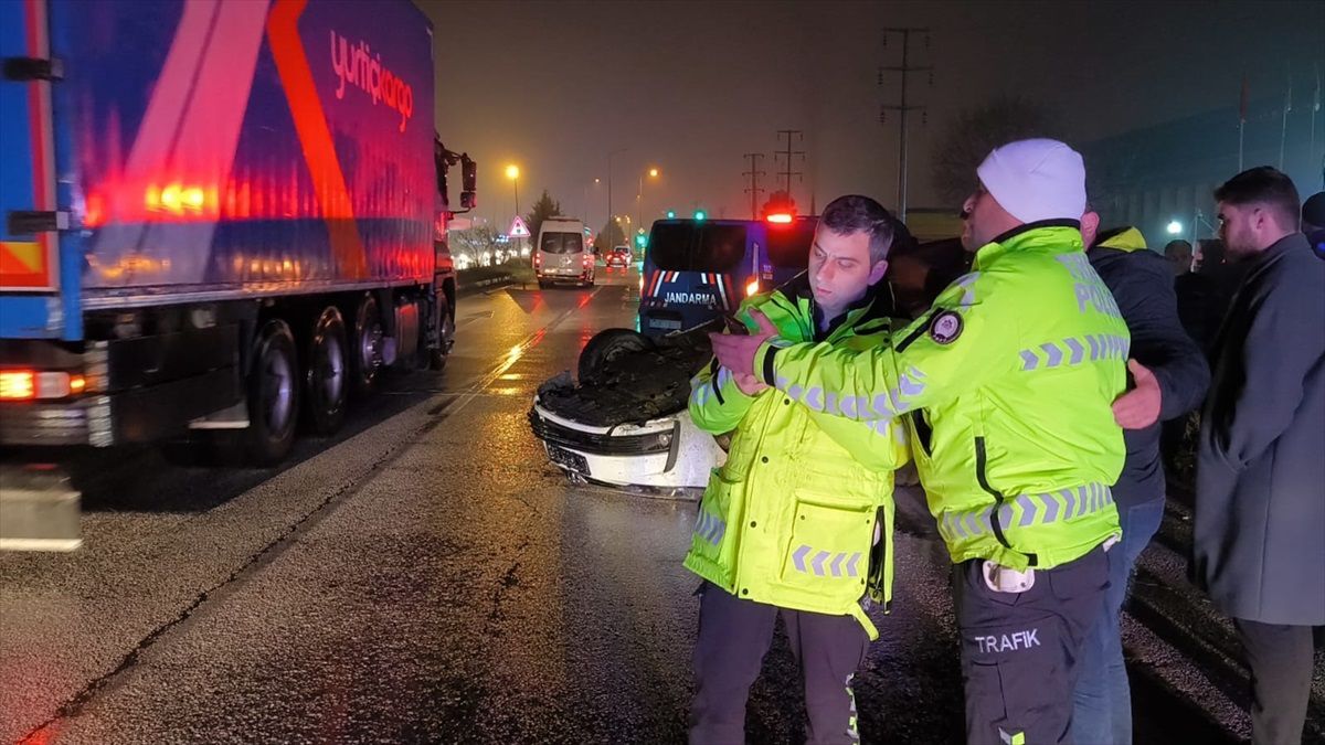 Düzce\'de Kontrolden Çıkan Otomobilin Devrilmesi Sonucu 3 Kişi Yaralandı
